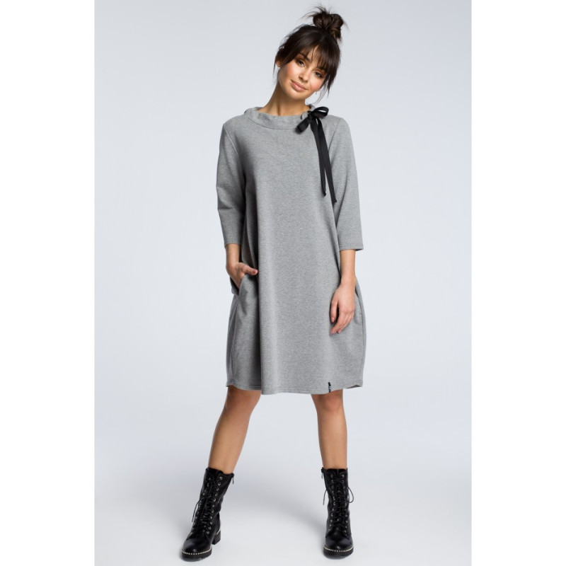 B070 Džemperio formos suknelė su kaklo raišteliu - pilka