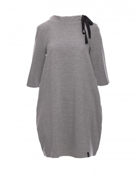 B070 Džemperio formos suknelė su kaklo raišteliu - pilka