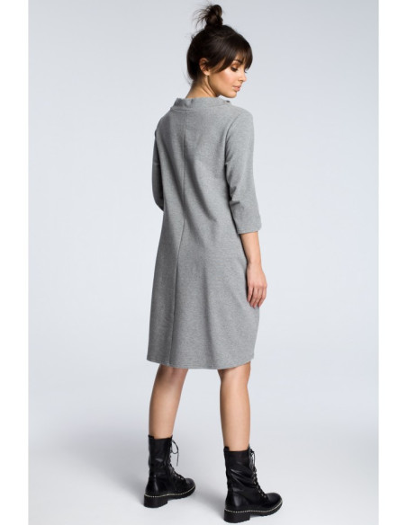 B070 Džemperio formos suknelė su kaklo raišteliu - pilka