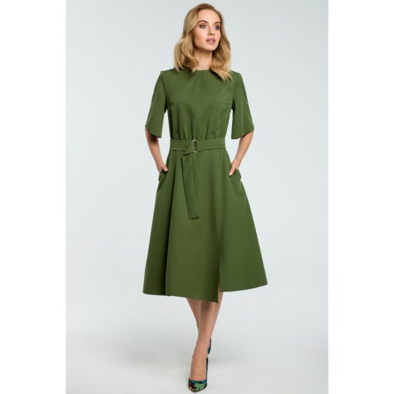M396 Plėšyta suknelė su diržu - žalia