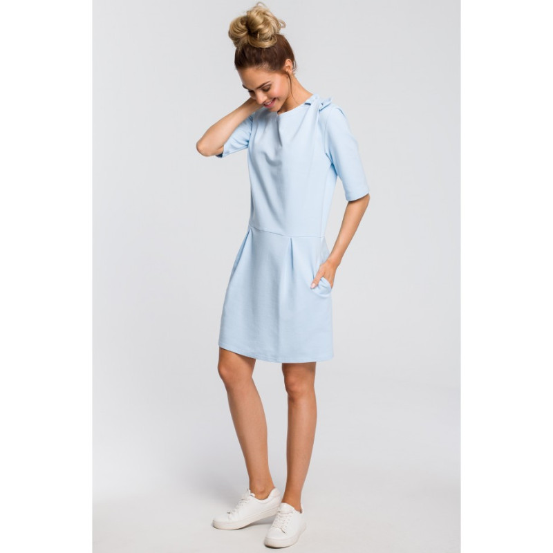 M422 Tiesi suknelė su lankeliu ant peties - mėlyna