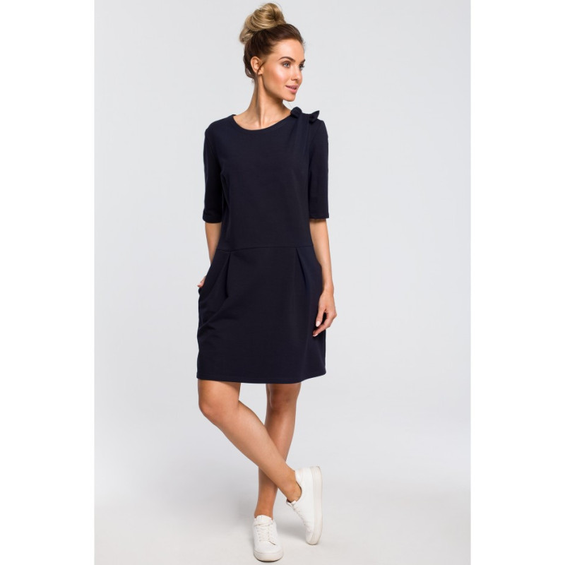 M422 Tiesi suknelė su lankeliu ant peties - tamsiai mėlyna