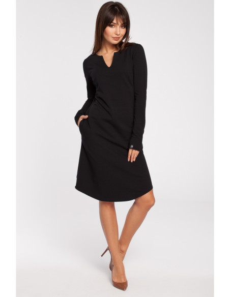 B017 Klasikinė suknelė su iškirpte ties kaklu - juoda