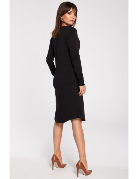 B017 Klasikinė suknelė su iškirpte ties kaklu - juoda