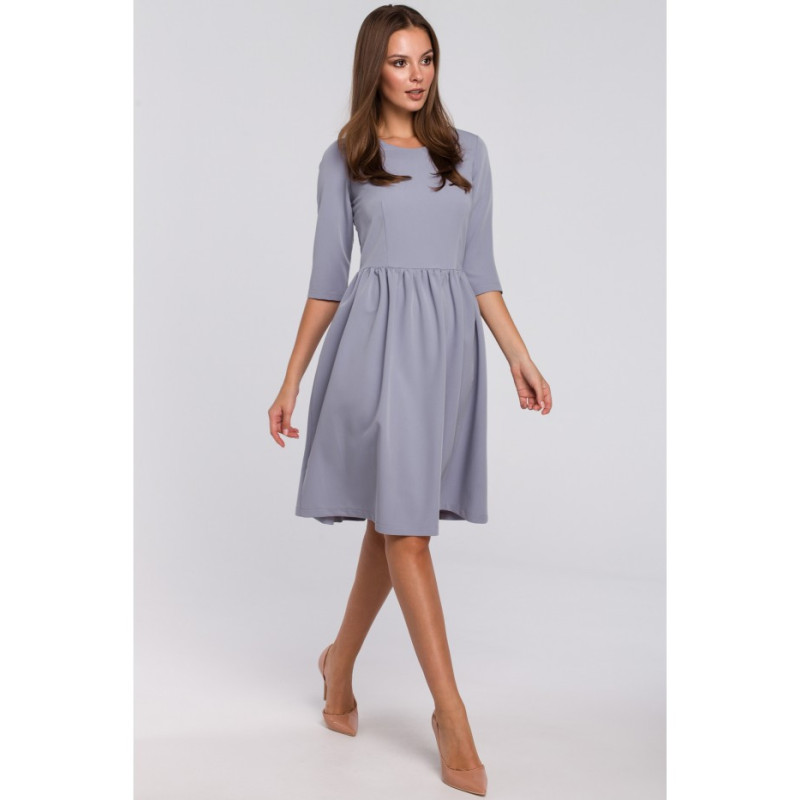 K010 Liemenį siekianti platėjanti suknelė - balandinės...