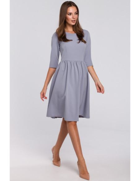 K010 Liemenį siekianti platėjanti suknelė - balandinės spalvos