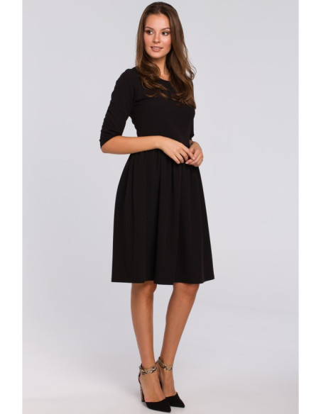 K010 Juosmenį siekianti platėjanti suknelė - juoda