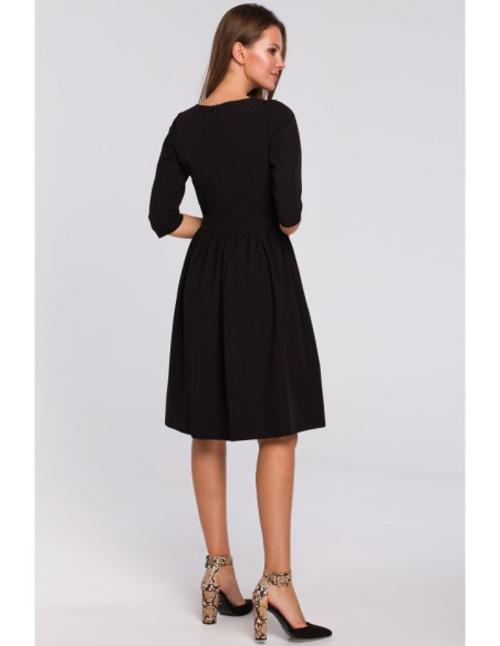 K010 Juosmenį siekianti platėjanti suknelė - juoda