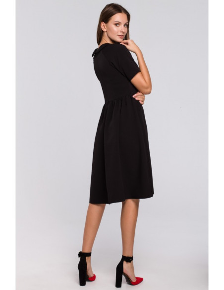 K028 Suknelė su apykakle - juoda