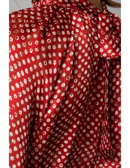 Raudona, taškuota palaidinė