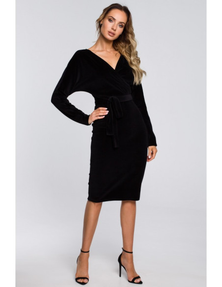 Juoda, veliūrinė suknelė