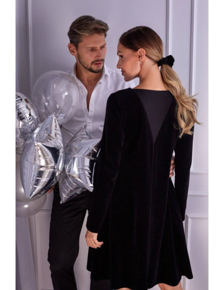 Juoda, veliūrinė suknelė