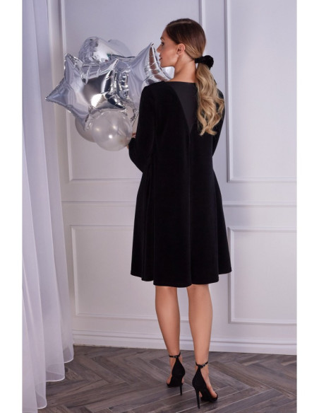 Juoda, veliūrinė suknelė