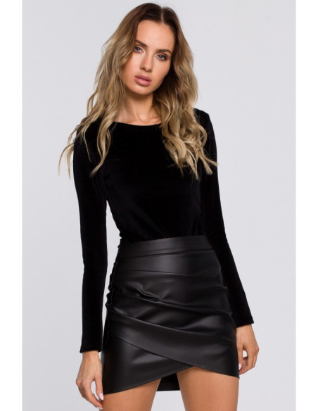 Juoda, veliūrinė glaustinukė