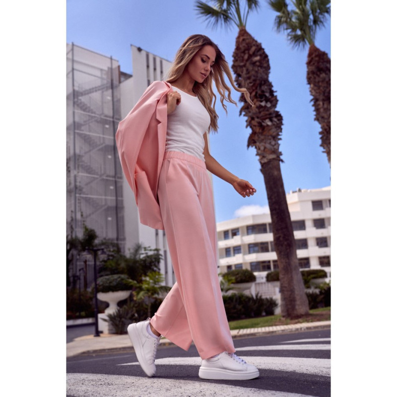 Rožinės plačios kelnės