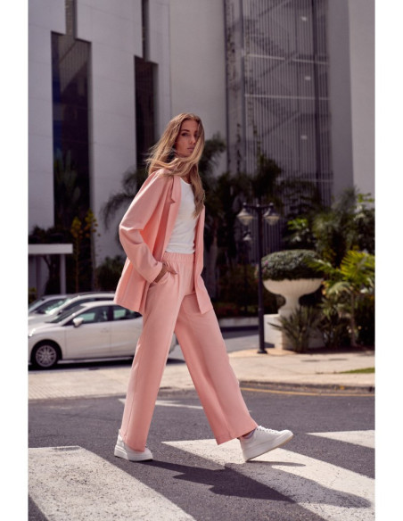 Rožinės plačios kelnės