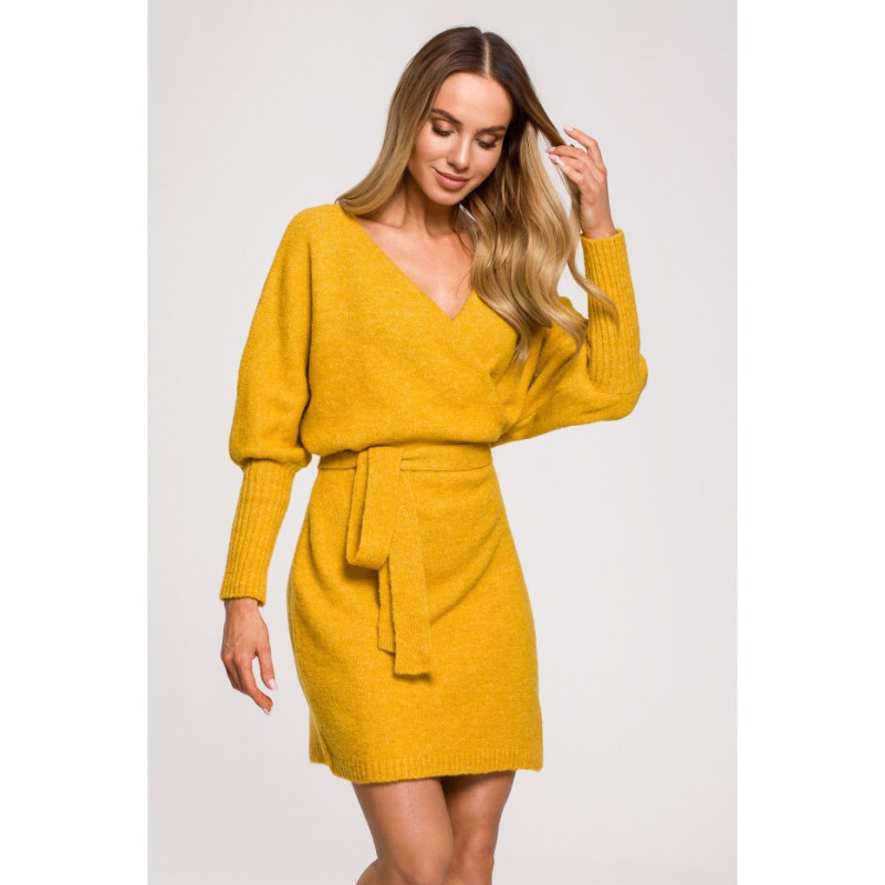 Geltona, megzta suknelė