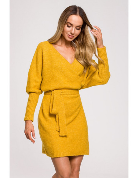 Geltona, megzta suknelė