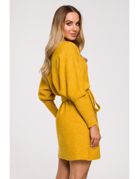 Geltona, megzta suknelė