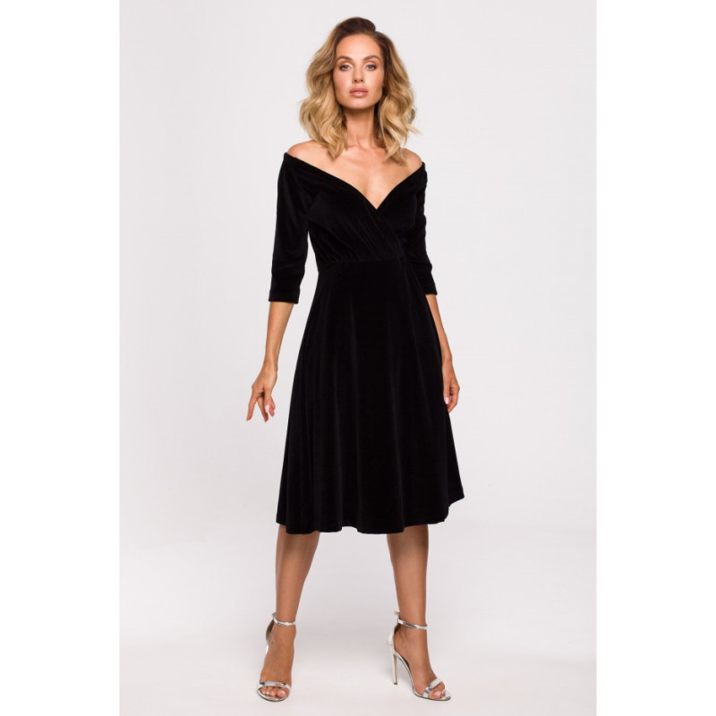 Juoda, veliūrinė suknelė