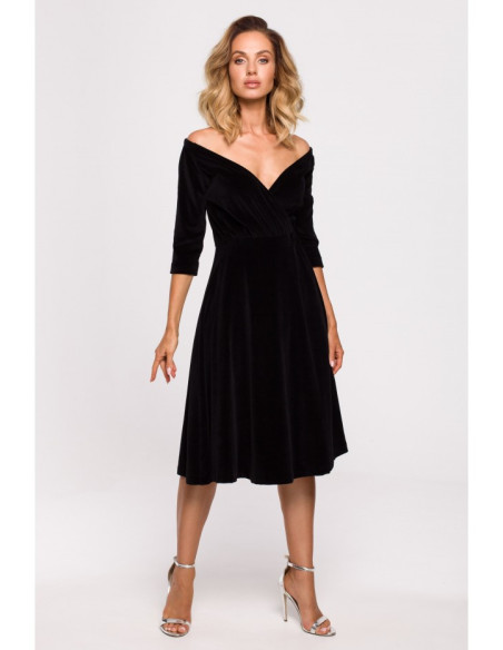 Juoda, veliūrinė suknelė