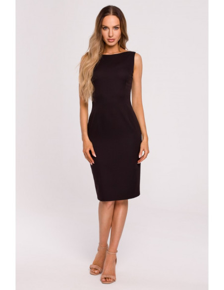 Juoda klasikinė suknelė su grandinėle