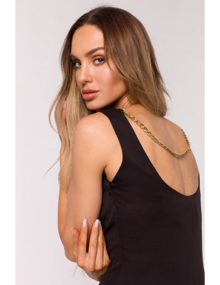 Juoda klasikinė suknelė su grandinėle