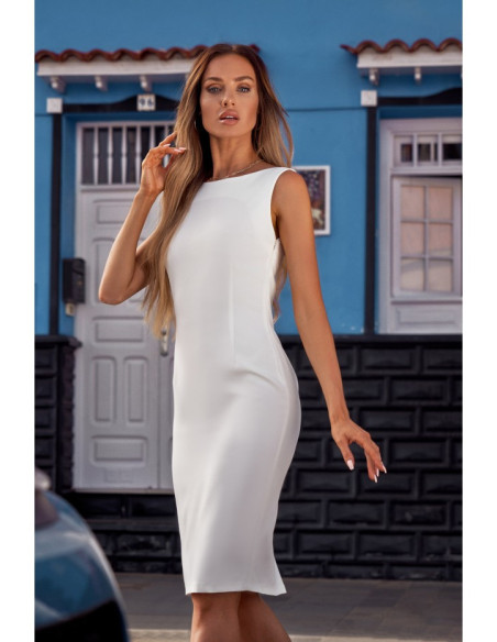 Balta klasikinė suknelė su grandinėle