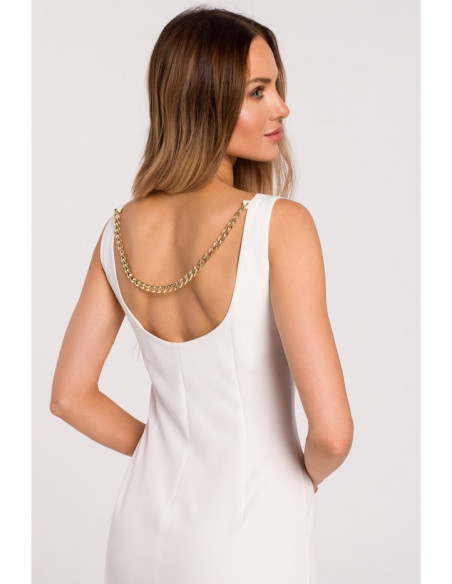 Balta klasikinė suknelė su grandinėle