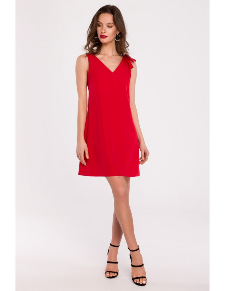 Stilinga raudona suknelė su kaspinėliu