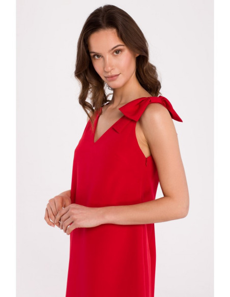 Stilinga raudona suknelė su kaspinėliu