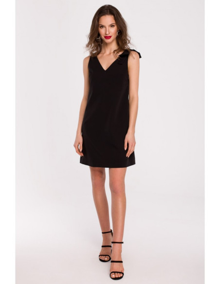 Stilinga juoda suknelė su kaspinėliu