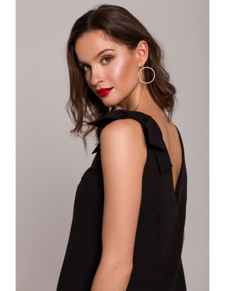 Stilinga juoda suknelė su kaspinėliu