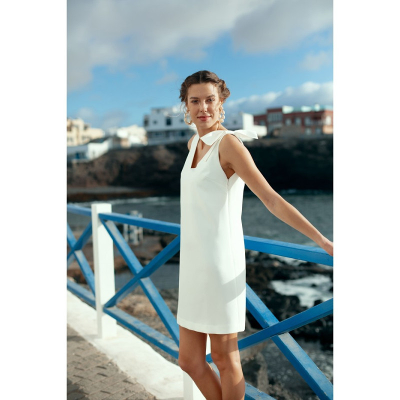 Stilinga balta suknelė su kaspinėliu