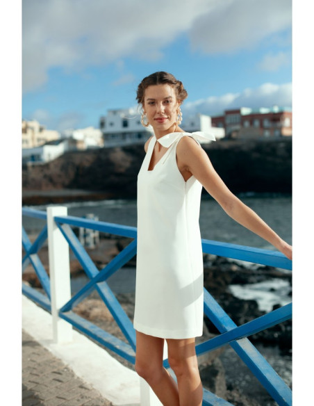 Stilinga balta suknelė su kaspinėliu