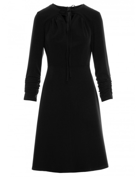 S325 Suknelė su kaklo iškirpte - juoda