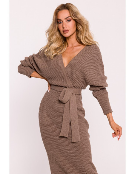 M810 Megztinė suknelė su voko formos iškirpte ir diržu - cappuccino