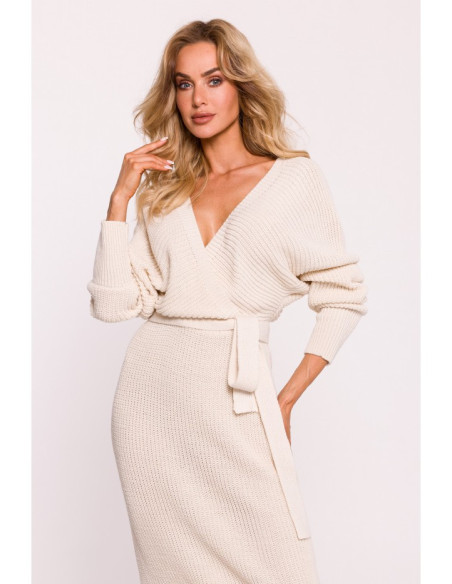 M810 Megztinė suknelė su voko formos iškirpte ir diržu - dramblio kaulo spalvos