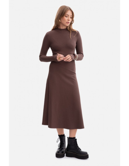 B299 Sukienka z dzianiny prążkowanej - brązowa